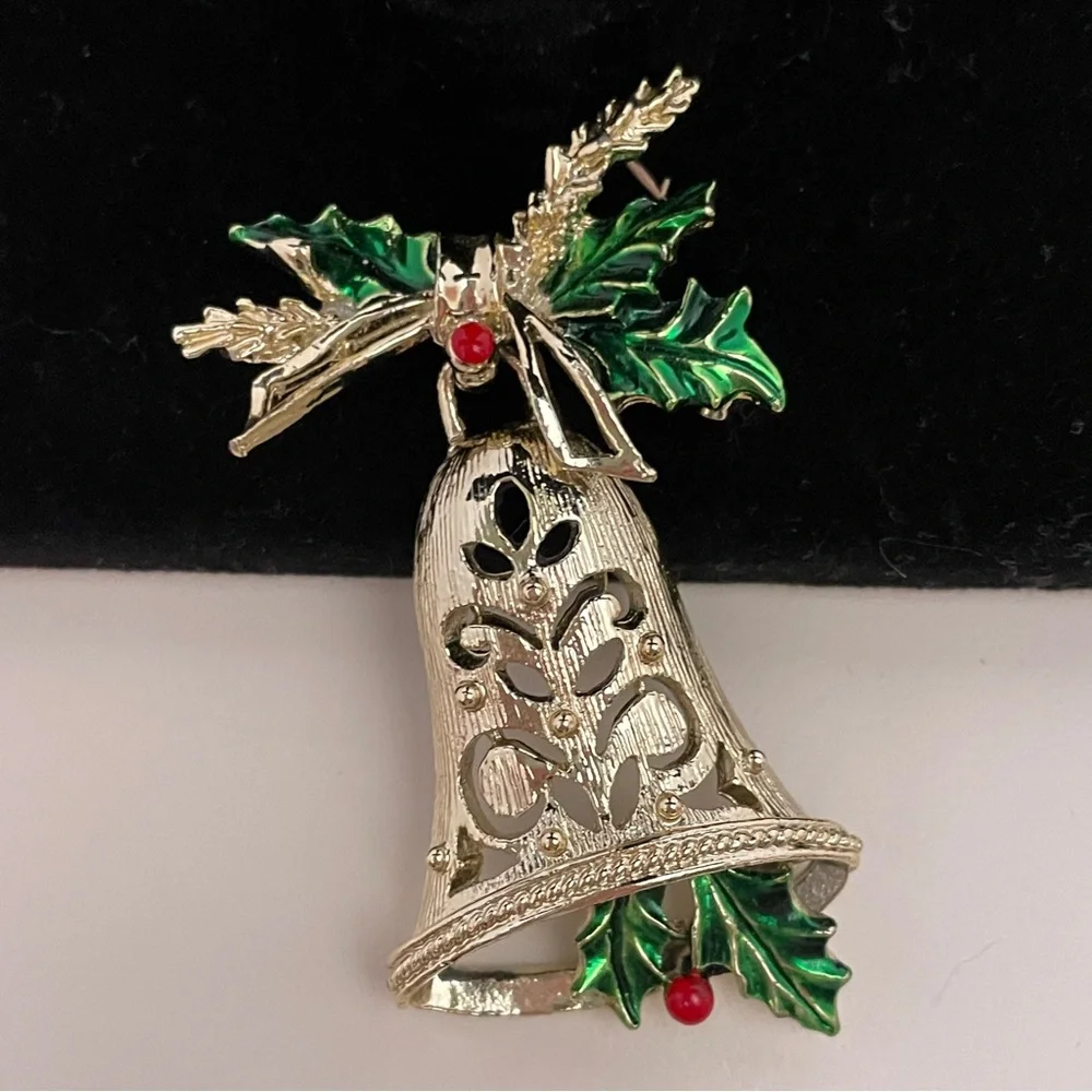 Vintage 80’s GERRY’S Christmas Holiday Winter Festive Cottage Bell Pin / Brooch